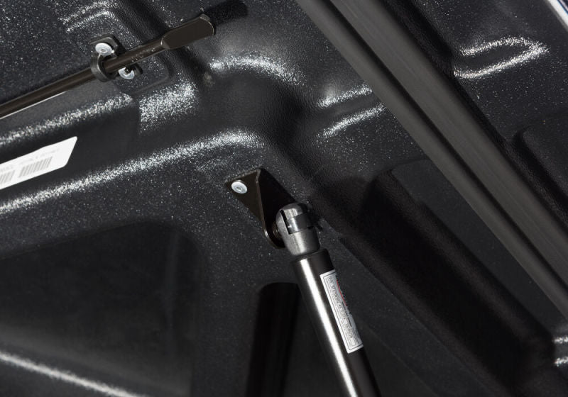 UnderCover 15-19 Chevy Colorado/GMC Canyon 5ft Lux Bed Cover - Pull Me Over Red - Mammoth Racing -